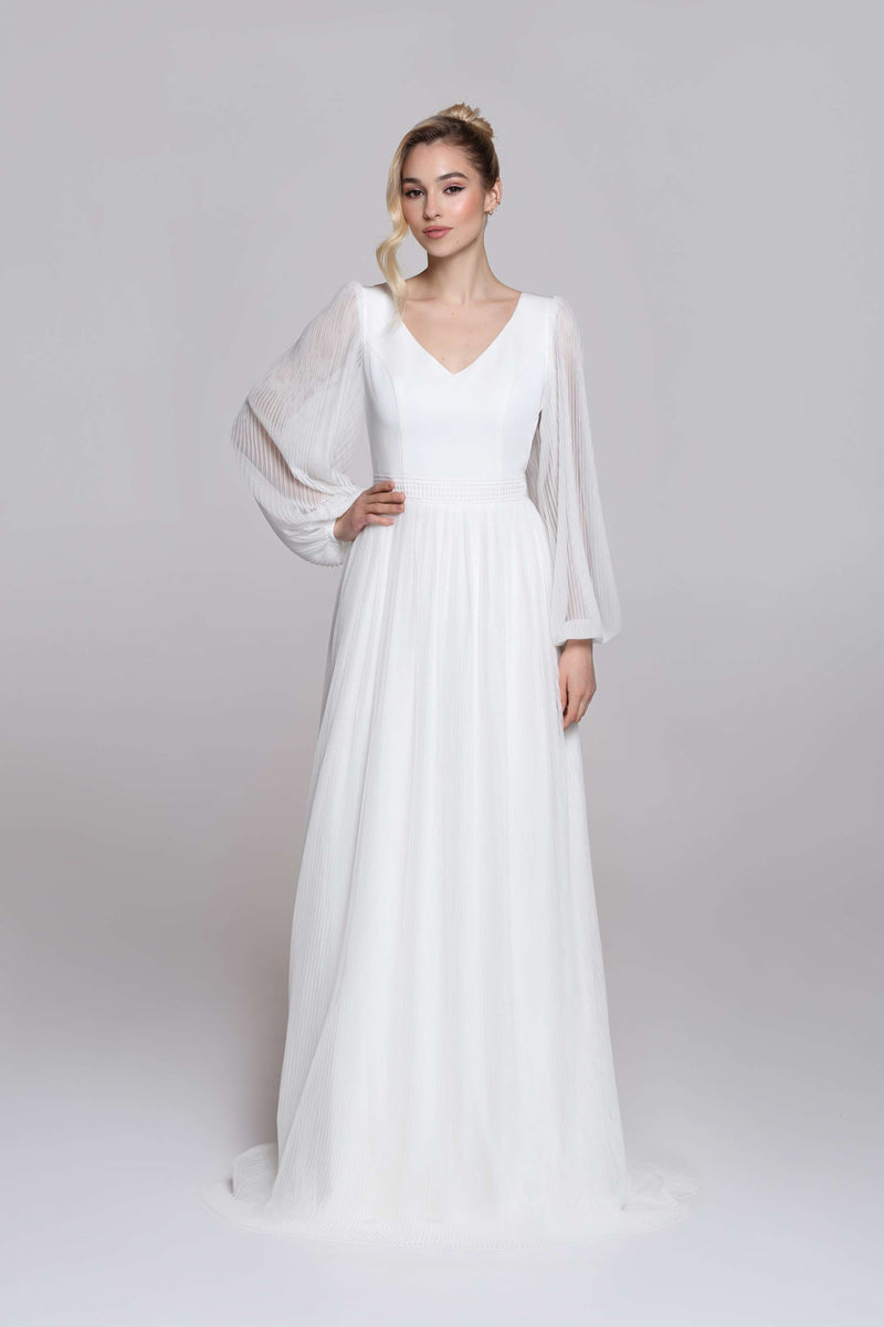 FELLINI wedding dress | V neckline with long sleeves in soft pleated tulle