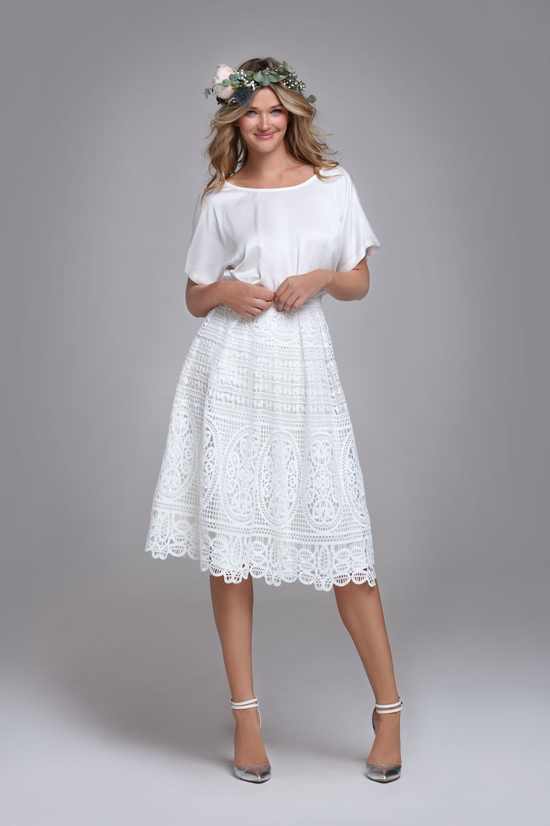 Bridal or evening skirt in midi length and folded lace.